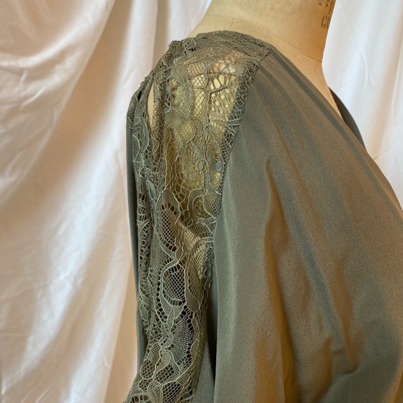 Crepe de chine tunic with lace insets - Picture 3 of 4